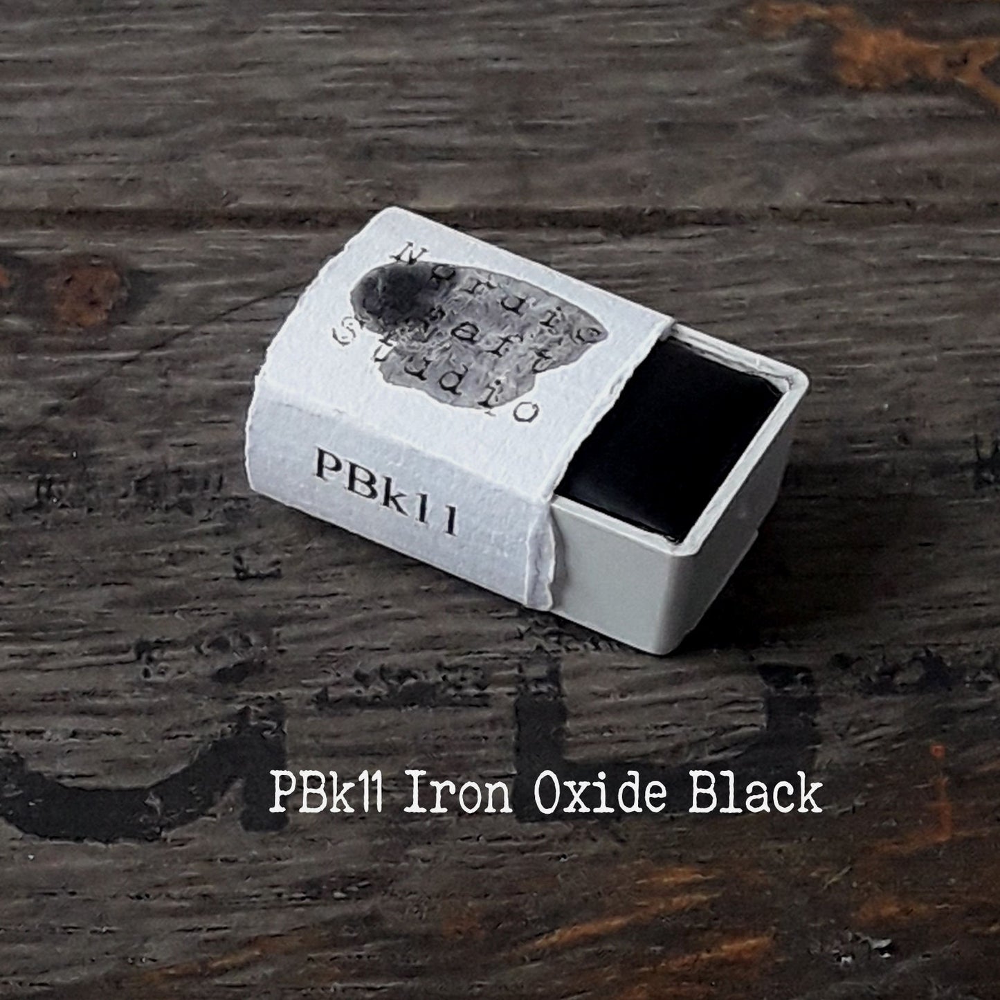 PBk11 Óxido de hierro negro: acuarela hecha a mano de calidad artística en medias pastillas y pastillas completas.